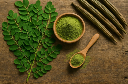Moringa w liściach i sproszkowana, w miseczce.